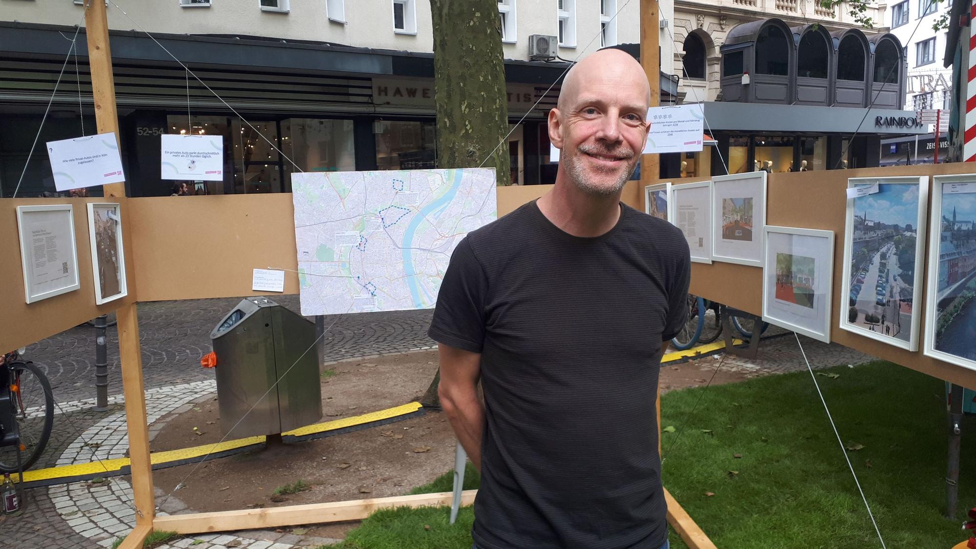 Philipp Kahnert von der Clouth-Nachbarschaftsinitiative „LebeVeedel“ auf dem Polis-Mobility-Camp am Rudolfplatz.