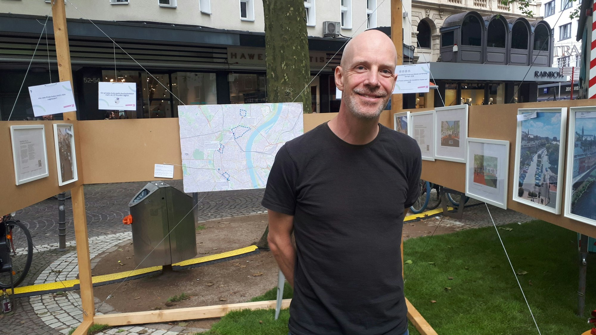 Philipp Kahnert von der Clouth-Nachbarschaftsinitiative „LebeVeedel“ auf dem Polis-Mobility-Camp am Rudolfplatz.