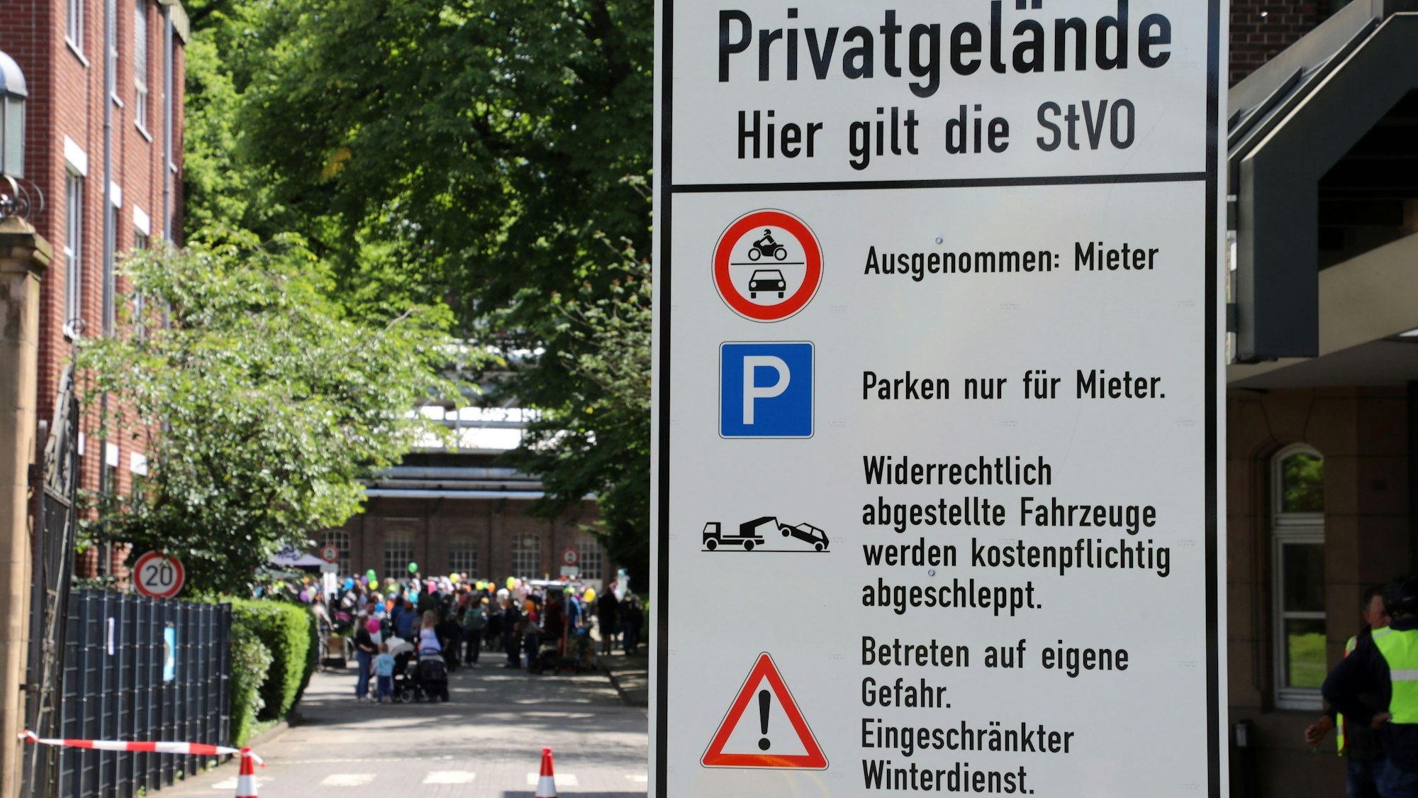 Neben der Hauptzufahrt zum Zanders-Geländes steht ein Schild, das unter anderem angibt, dass es sich um ein Privatgelände handelt, auf dem die Straßenverkehrsordnung gilt.