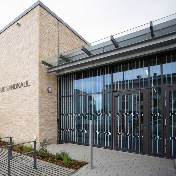 Das Widdersdorfer Gymnasium Neue Sandkaul von außen.