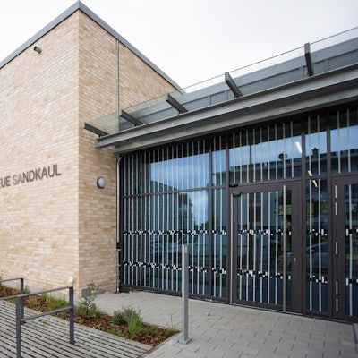 Das Widdersdorfer Gymnasium Neue Sandkaul von außen.