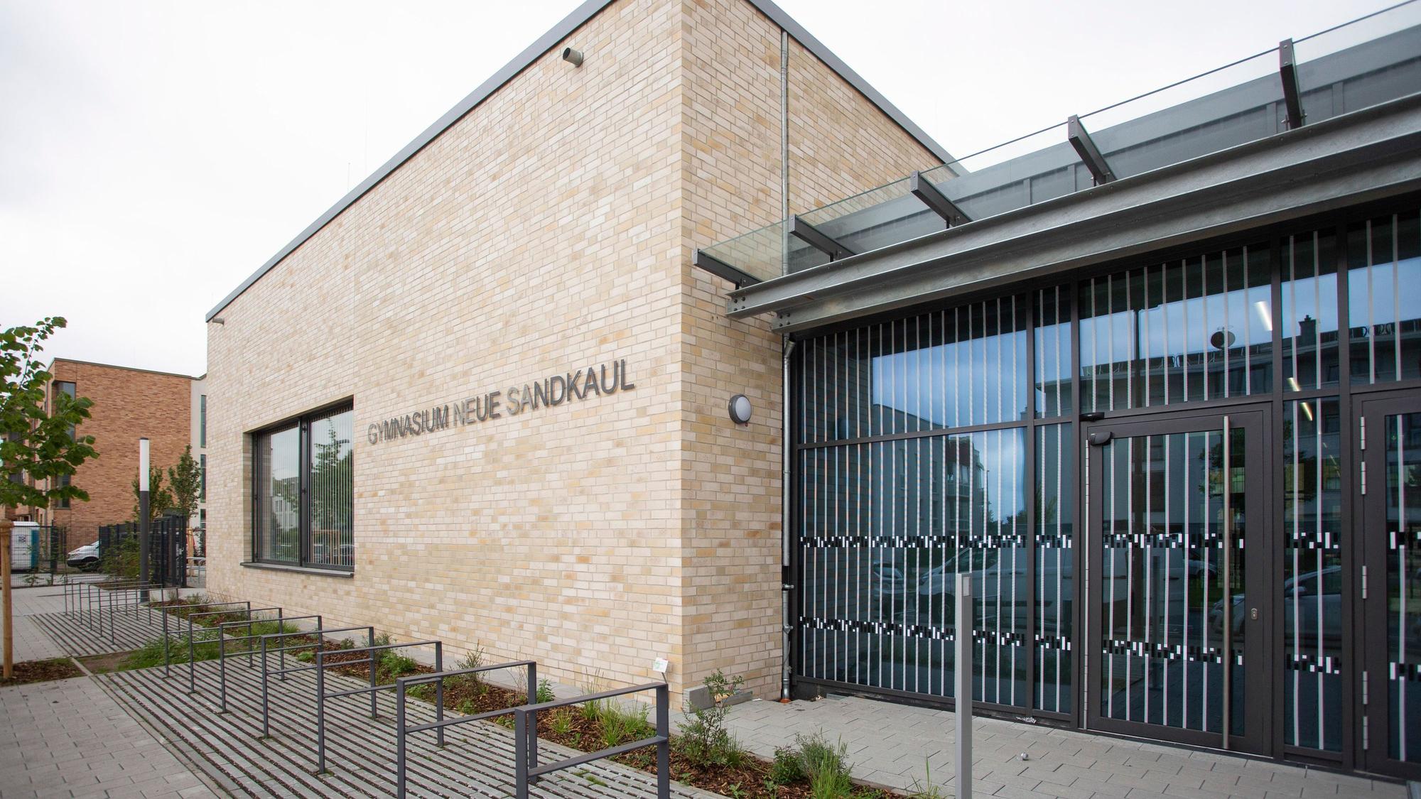 Das Widdersdorfer Gymnasium Neue Sandkaul von außen.