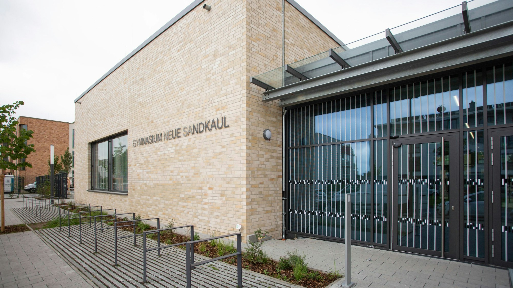 Der Eingang des Gymnasiums Neue Sandkaul in Köln-Widdersdorf.