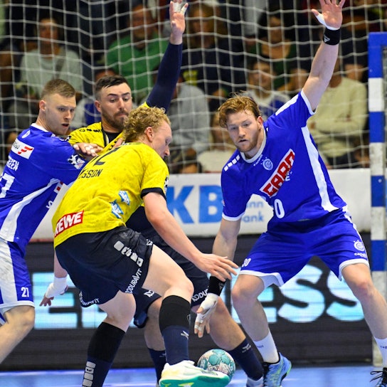 Tom Kiesler stellt sich den Angreifern der Rhein-Neckar Löwen entgegen.