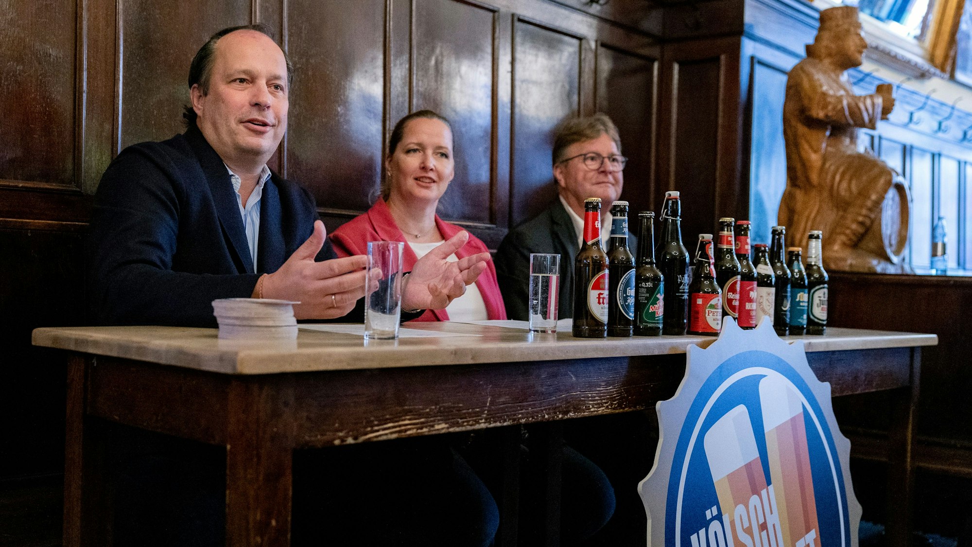 Pressekonferenz zum Kampagnenstart der Kölsch Brauereien "Kölsch verbindet" in der Brauerei Päffgen.
Im Bild v.l. Heinrich Philipp Becker, Melanie Schwartz und Alexander Rolff.