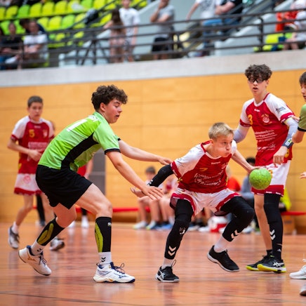 Tim Wipperfürth führt den Ball, drei Spieler der gegnerischen Mannschaft bewegen sich um in herum.