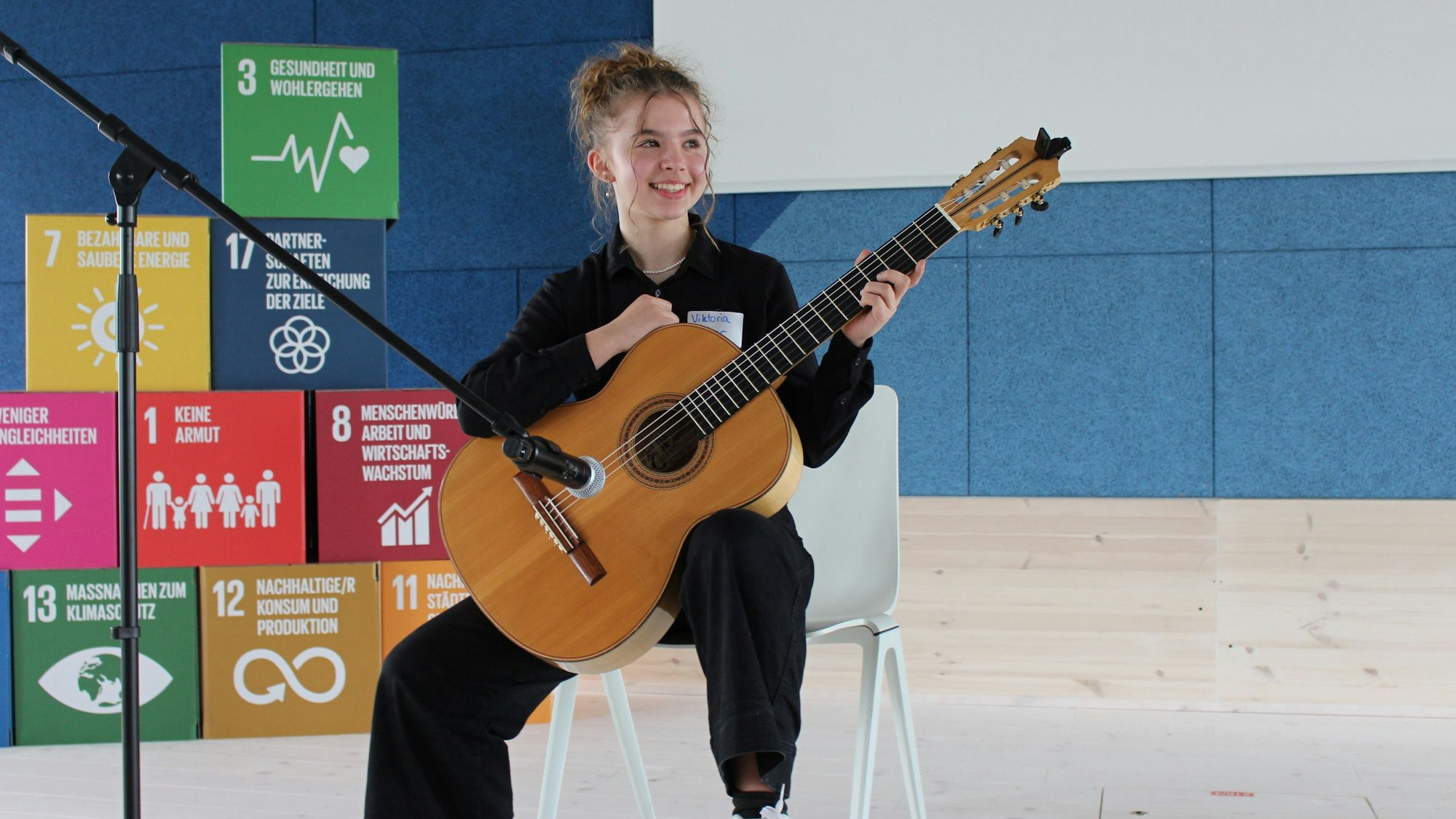 Viktoria Becker mit ihrer Gitarre auf der Bühne.