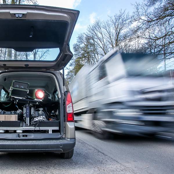 Ein mobiler Blitzer im Kofferraum eines Kastenwagens.