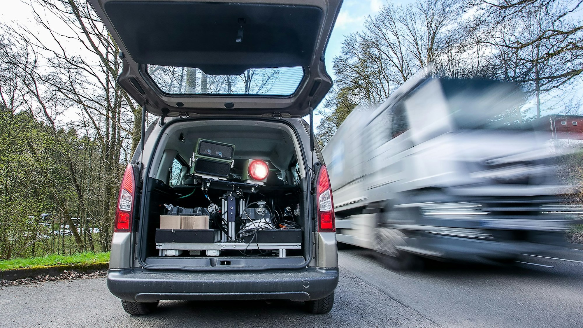 Ein mobiler Blitzer im Kofferraum eines Kastenwagens.