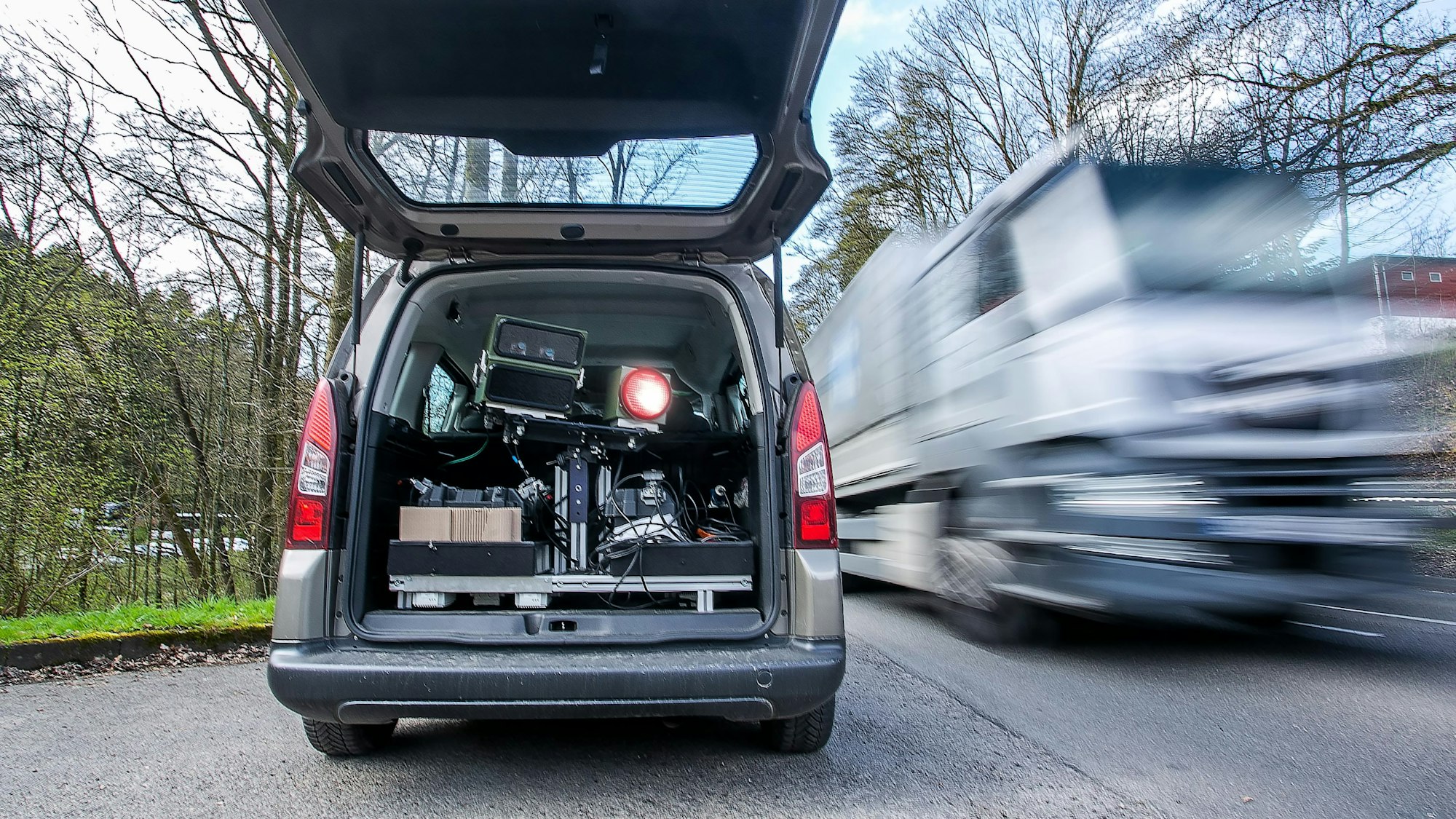 Auf dem Foto ist ein Pkw zu sehen, in dem eine Kamera zur Geschwindigkeitsüberwachung eingebaut ist.