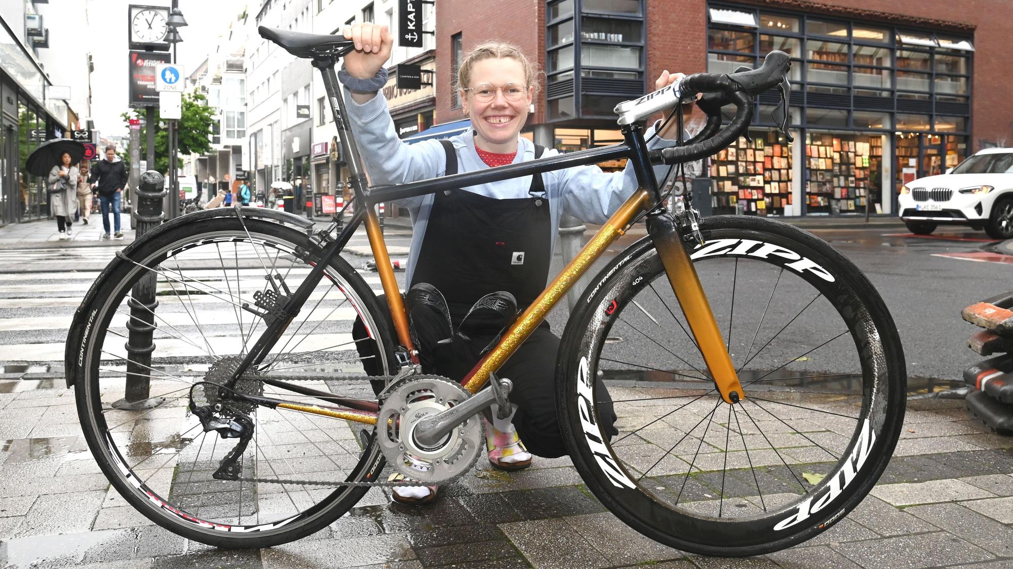 24.05.2024 Köln.
Interview mit Radrennfahrerin Mieke Kröger. Als Bahnradfahrerin fährt sie zu den olympischen Spielen. Foto: Alexander Schwaiger