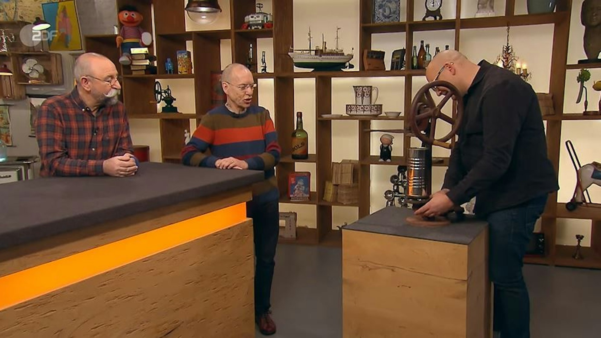 Moderator Horst Lichter (v.l.) mit Verkäufer Kai Stiehl aus Bonn bei der Expertise von Sven Deutschmanek bei „Bares für Rares“.