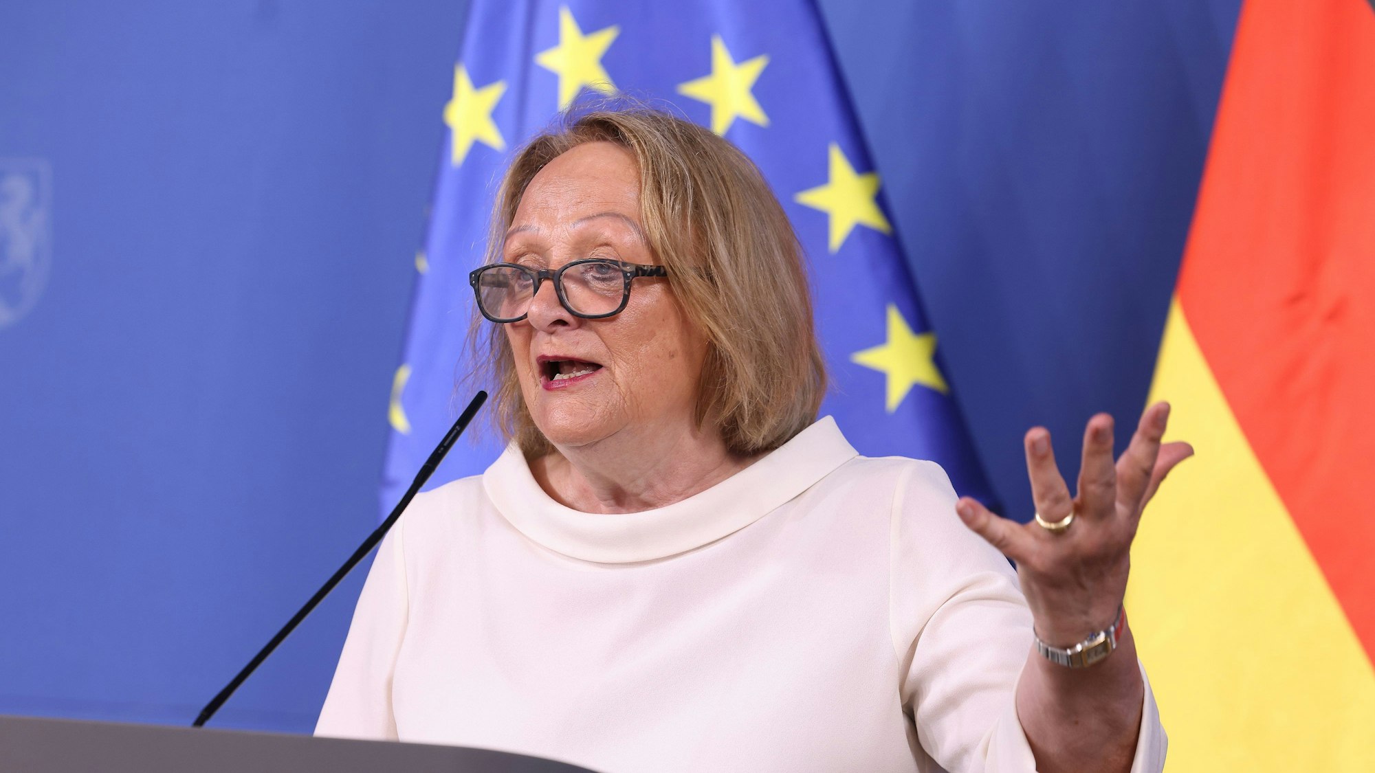 Sabine Leutheusser-Schnarrenberger, Antisemitismusbeauftragte des Landes Nordrhein-Westfalen, steht vor einer EU- und einer Deutschlandflagge an einem Rednerpult.