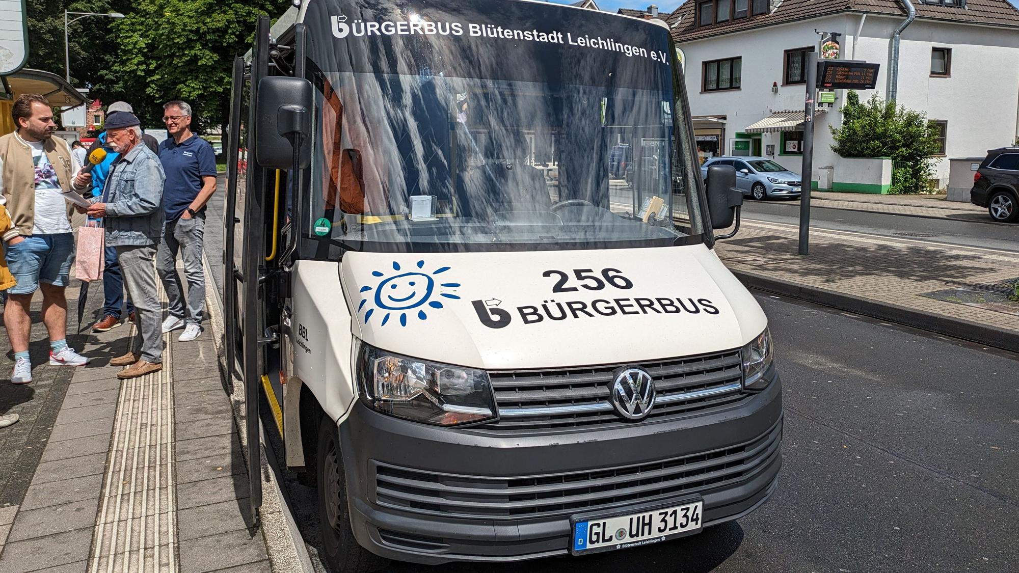 Der Bürgerbus hält am Leichlinger Busbahnhof.