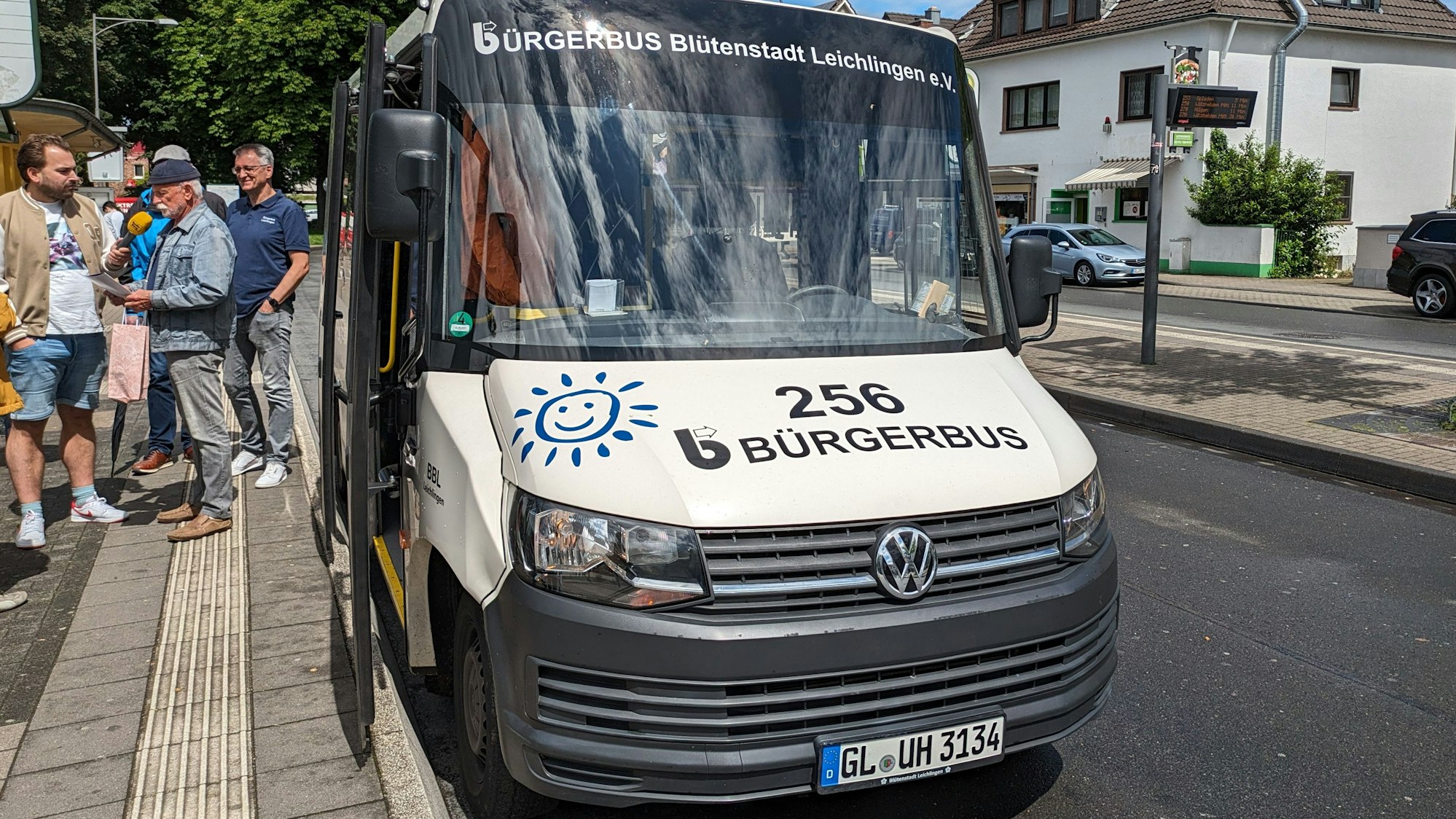 Der Bürgerbus hält am Leichlinger Busbahnhof.