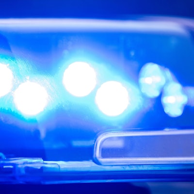 Ein Blaulicht leuchtet an einer Polizeistreife. (Archivbild)