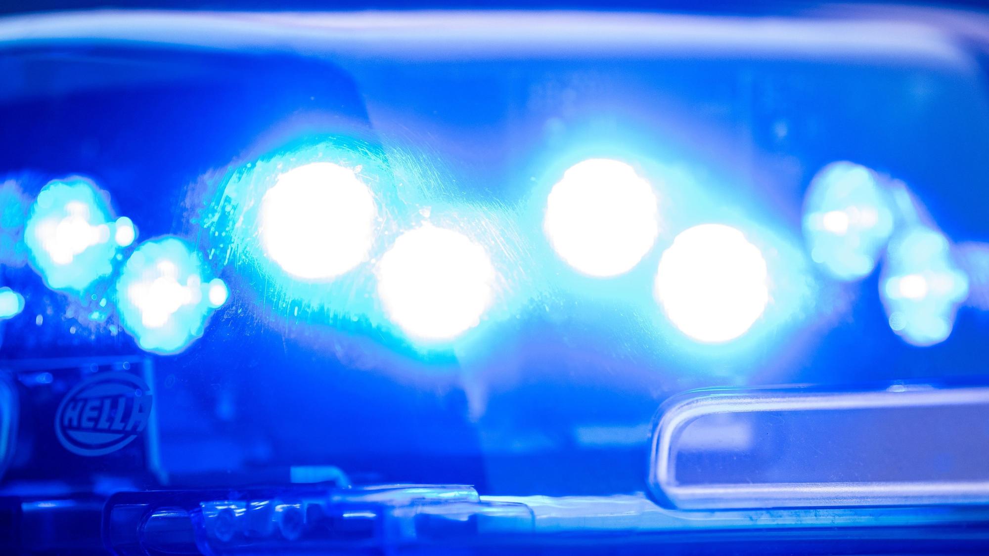 Ein Blaulicht leuchtet an einer Polizeistreife. (Archivbild)