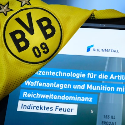 Website von Rheinmetall und BVB-Trikot: Der Rüstungskonzern wird neuer Sponsor von Borussia Dortmund (Symbolbild).