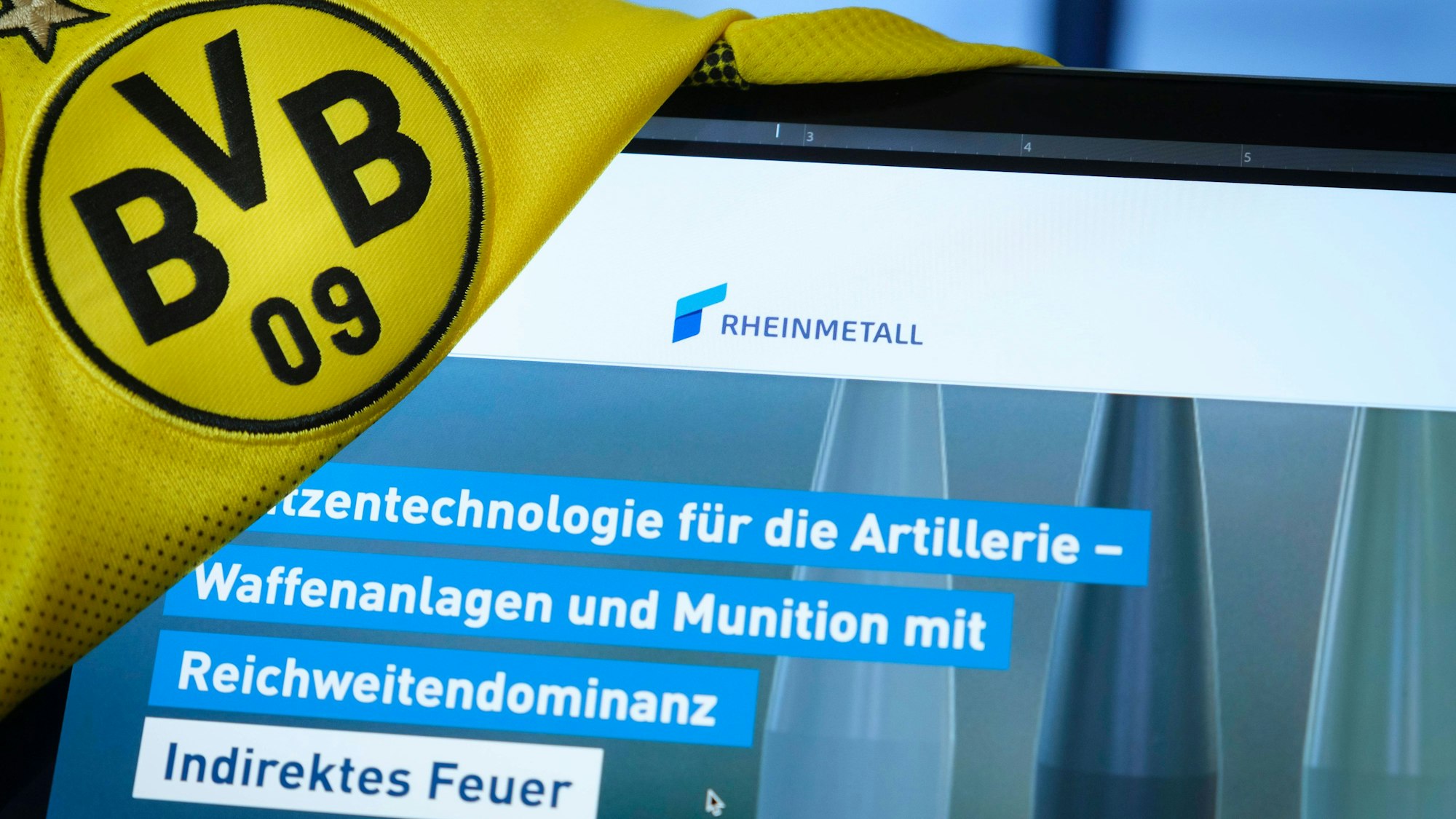 Website von Rheinmetall und BVB-Trikot: Der Rüstungskonzern wird neuer Sponsor von Borussia Dortmund (Symbolbild).