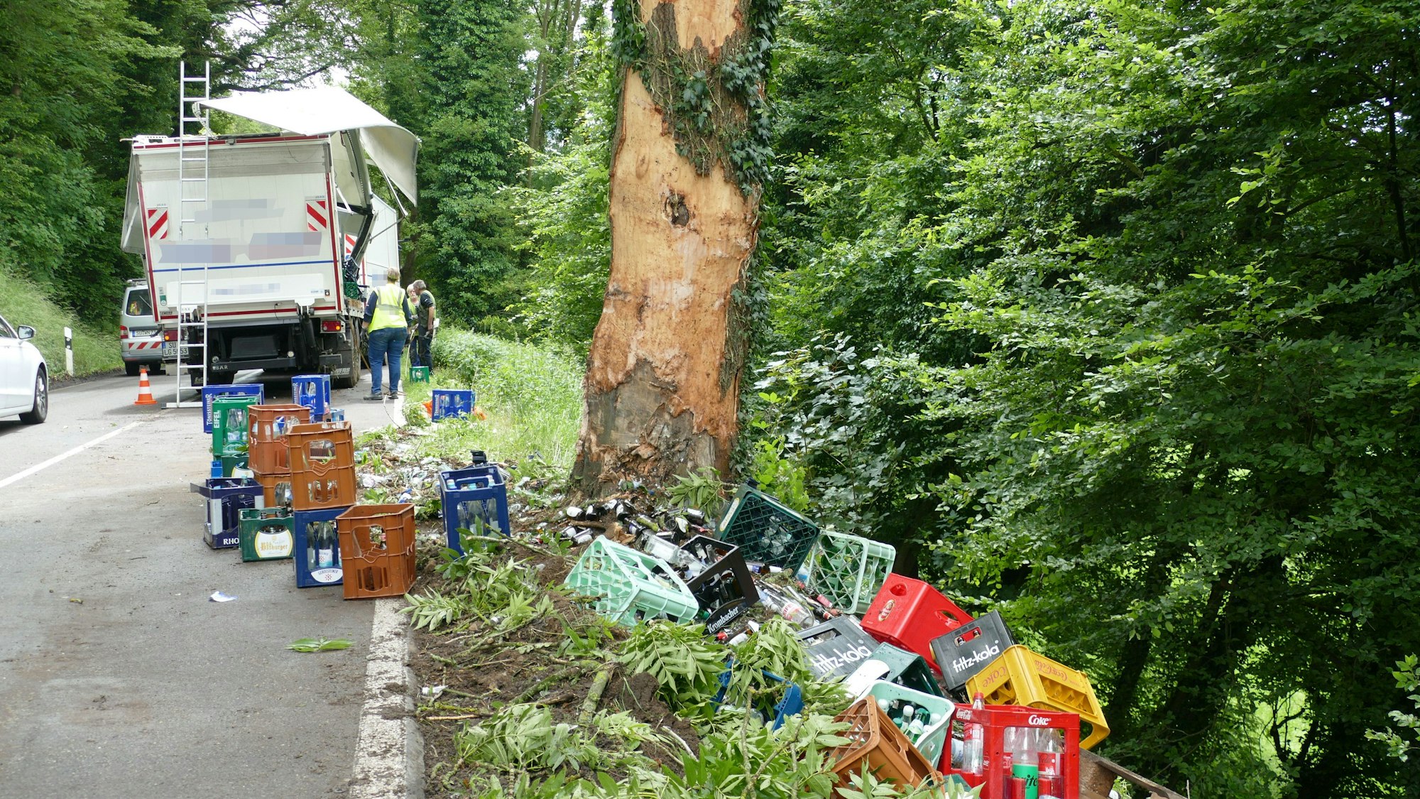 Ein Anhänger hat Ladung verloren.