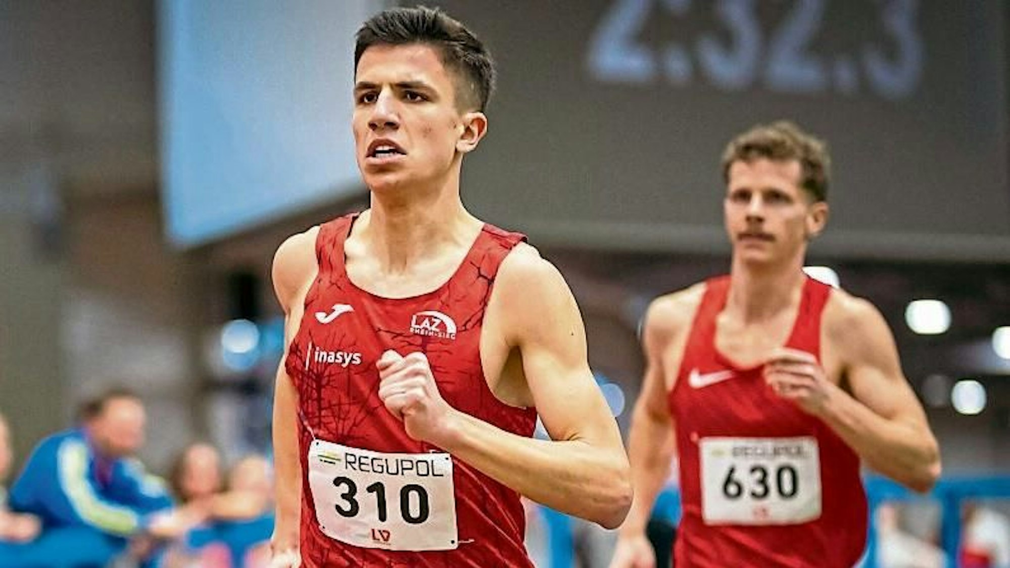 Eliah Rieck (vorne) auf der Bahn im Einsatz bei den Nordrhein-Hallen-Meisterschaften im Januar dieses Jahres in Leverkusen.