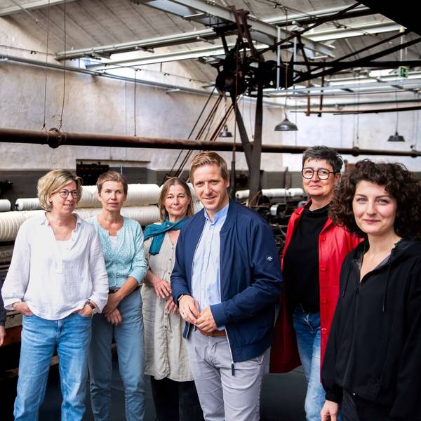 Das Bild zeigt Künstlerinnen und die Koordinatorin Ana Sous. Auch Landrat Markus Ramers ist auf dem Foto.