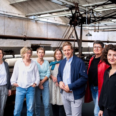 Das Bild zeigt Künstlerinnen und die Koordinatorin Ana Sous. Auch Landrat Markus Ramers ist auf dem Foto.