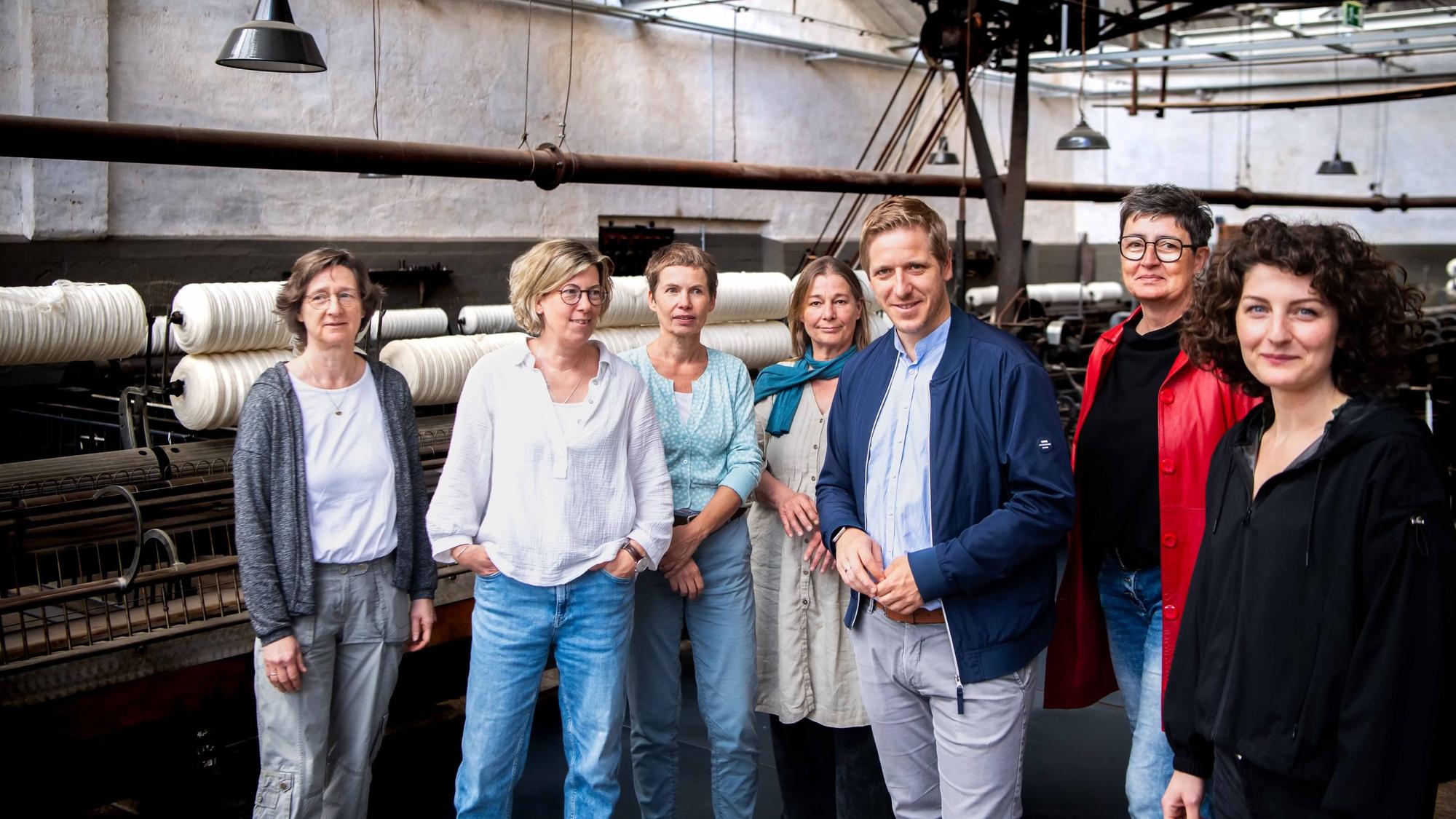 Das Bild zeigt Künstlerinnen und die Koordinatorin Ana Sous. Auch Landrat Markus Ramers ist auf dem Foto.