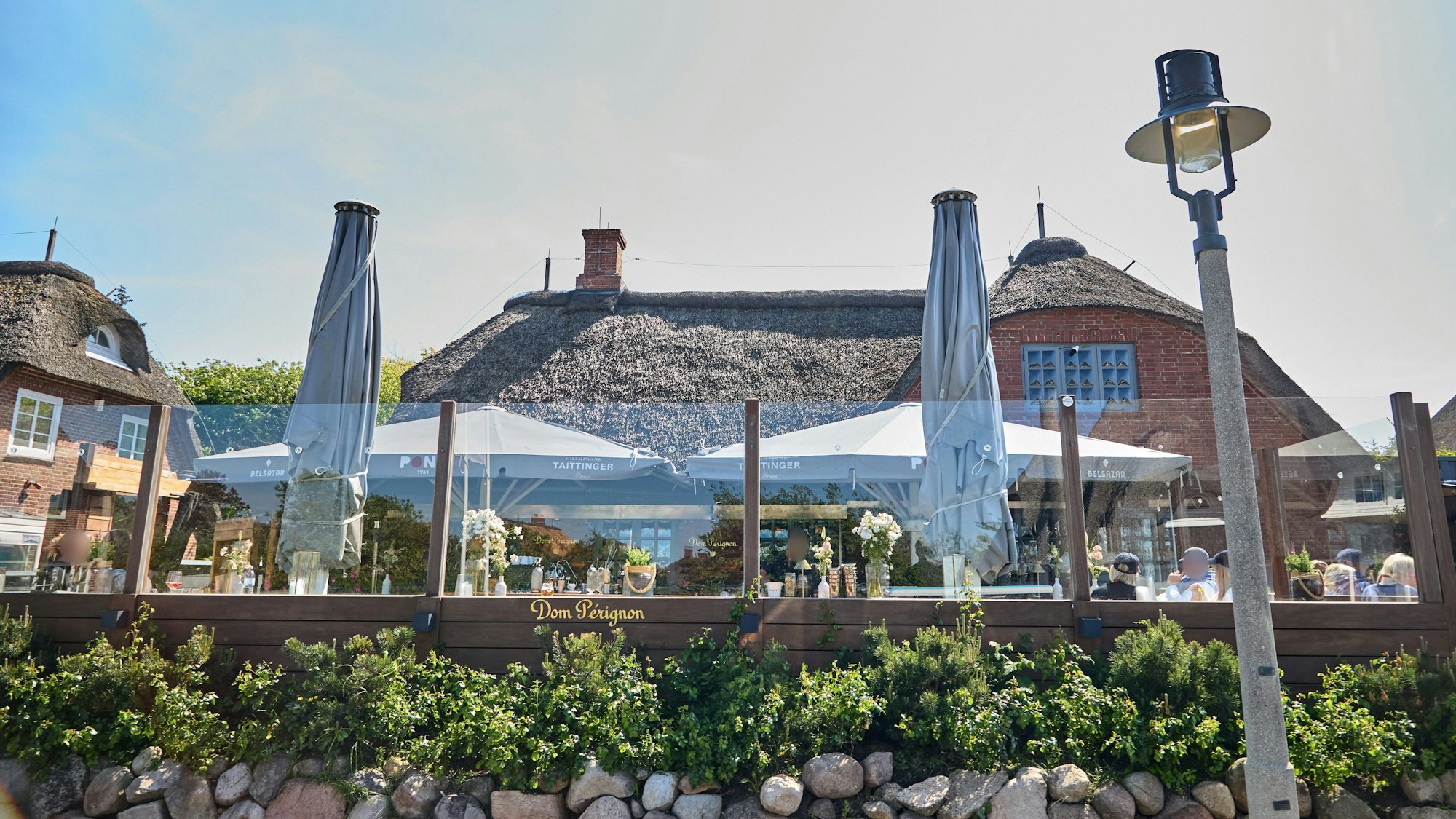 ARCHIV - 24.05.2024, Schleswig-Holstein, Sylt: Blick auf das Lokal «Pony» in Kampen. Die Polizei prüft ein Video mit rassistischem Gegröle vor dem Sylter Lokal. Seit Donnerstagabend wird ein kurzer Video-Clip zigfach in den sozialen Medien geteilt, junge Gäste einer Party grölen zu einem Pop-Hit rassistische Parolen, ein Mann macht eine Geste, die an den Hitlergruß denken lässt. Der Staatsschutz ermittelt, Politikerinnen und Politiker äußern sich schockiert, der Betreiber der bekannten Bar, in der die Party stattfand, distanziert sich. (zu dpa: «Hamburger Hochschule prüft Exmatrikulation nach Sylter Rassismus-Eklat») Foto: Georg Wendt/dpa +++ dpa-Bildfunk +++