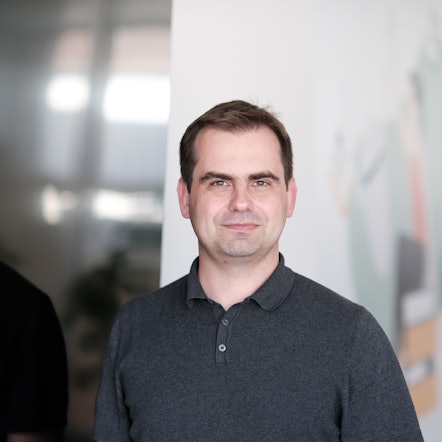 Jaruslaw Kutylowski, Geschäftsführer des Übersetzungsdienstes DeepL blickt in die Kamera