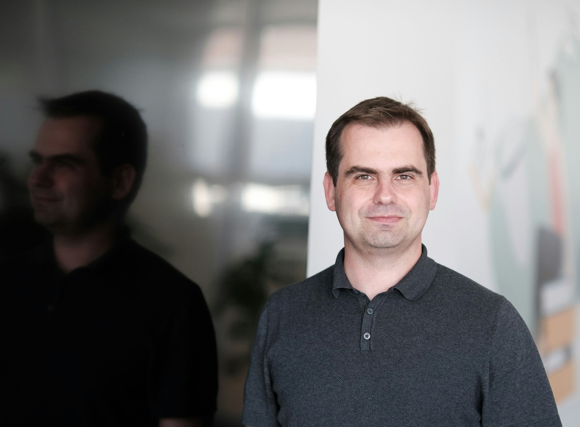 Jaruslaw Kutylowski, Geschäftsführer des Übersetzungsdienstes DeepL blickt in die Kamera