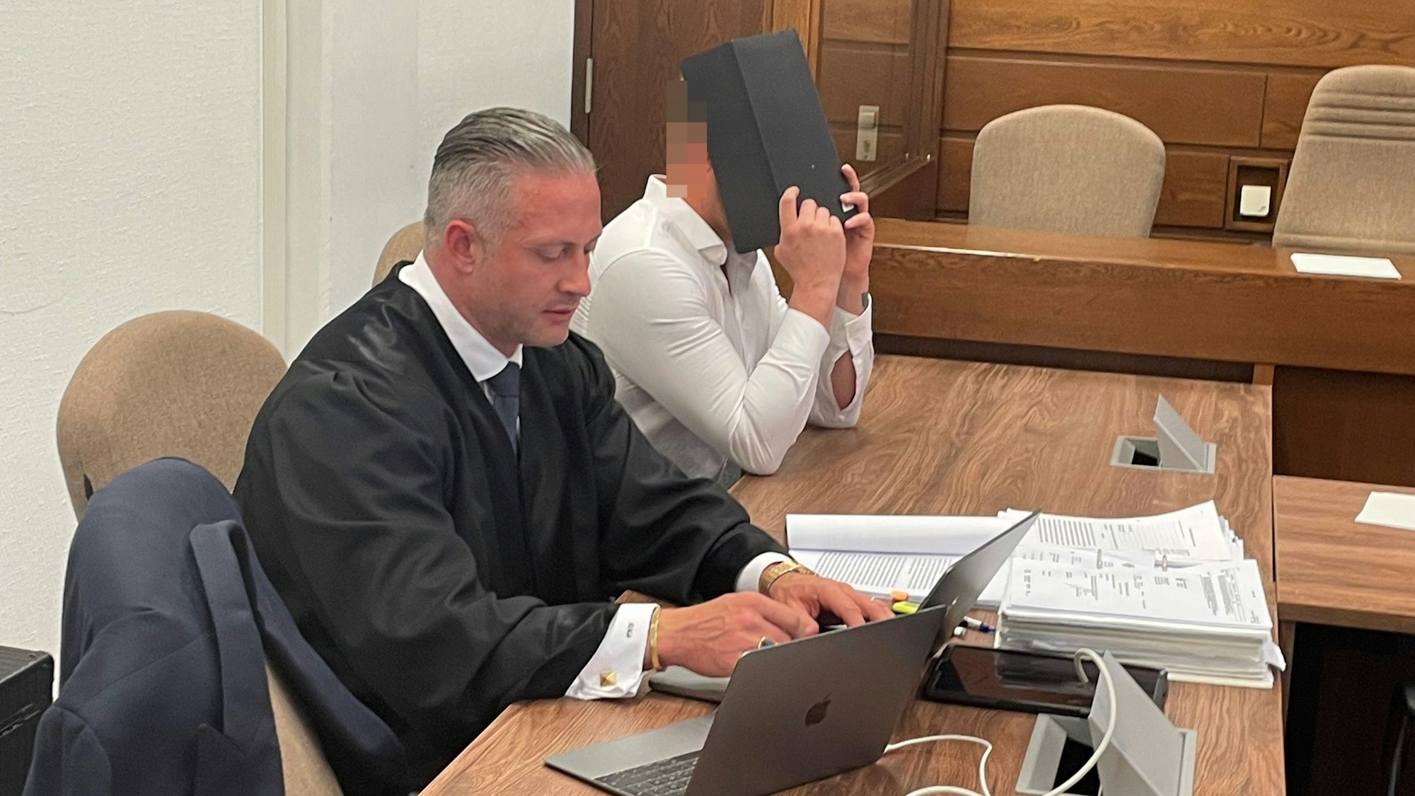 Der Angeklagte (38) mit seinem Verteidiger beim Prozessauftakt im Landgericht Köln