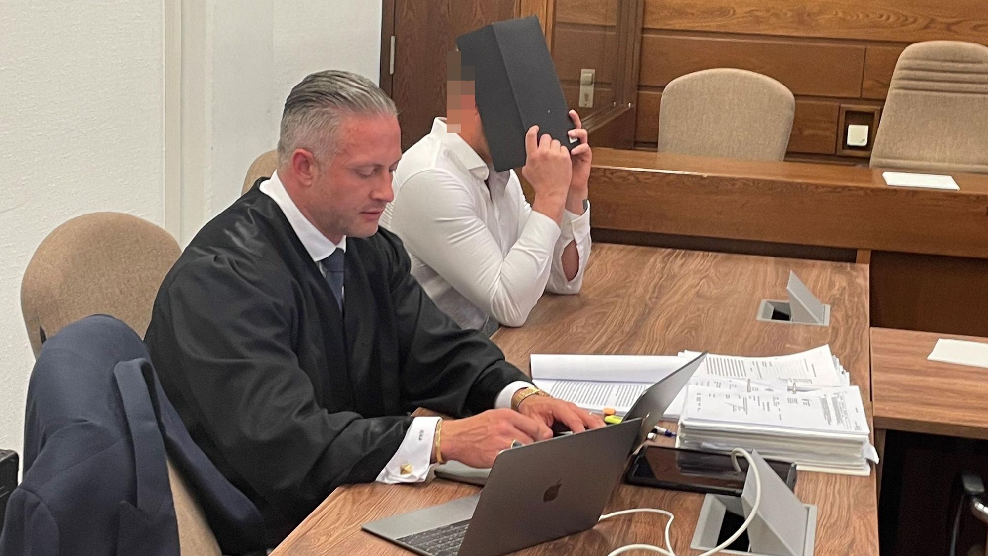 Der Angeklagte (38) mit seinem Verteidiger beim Prozessauftakt im Landgericht Köln