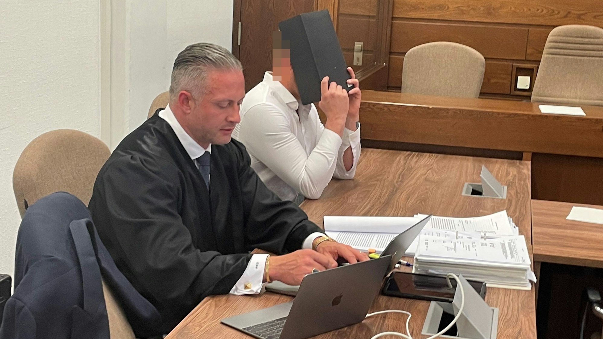 Der Angeklagte (38) mit seinem Verteidiger beim Prozessauftakt im Landgericht Köln