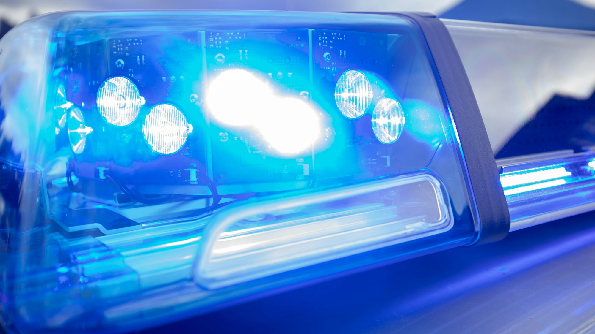 Ein Blaulicht auf dem Dach eines Polizeifahrzeugs.