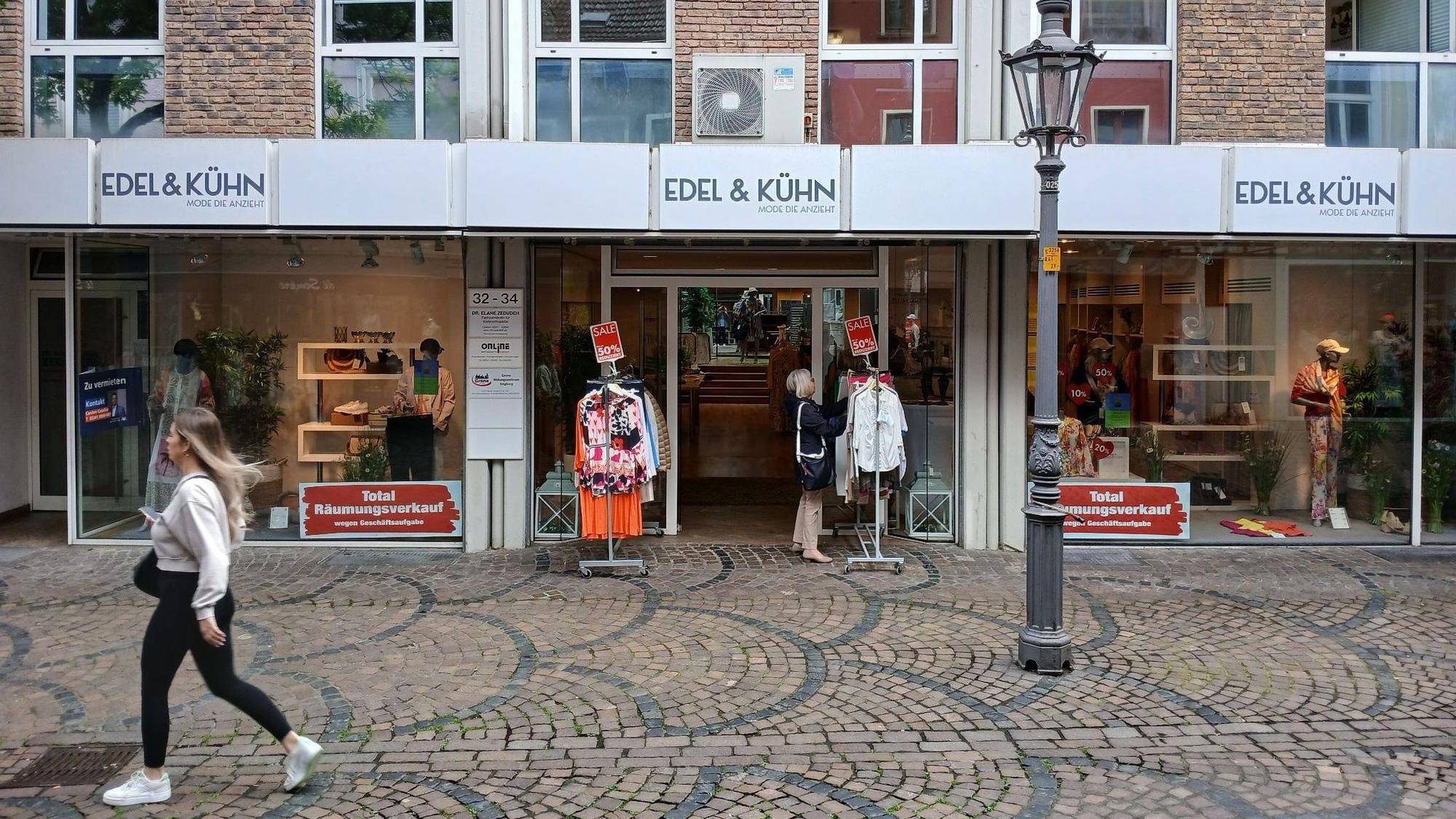 Ein Modegeschäft an einer gepflasterten Fußgängerzone