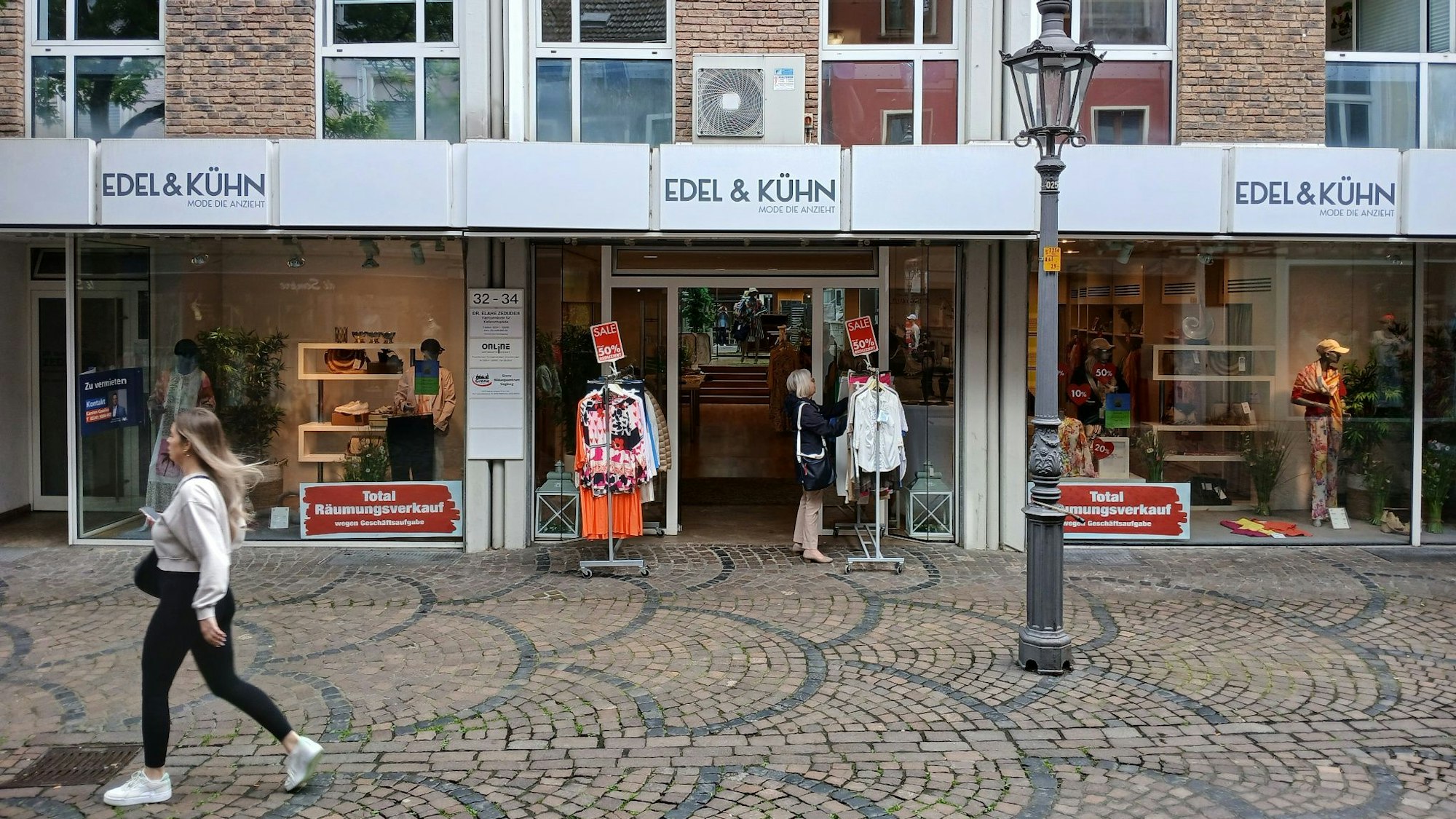 Ein Modegeschäft an einer gepflasterten Fußgängerzone