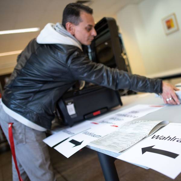 Ein Mitarbeiter packt im Wahlamt der Stadt Köln einen Wahlkoffer für die Europawahl (Archivbild von 2019).