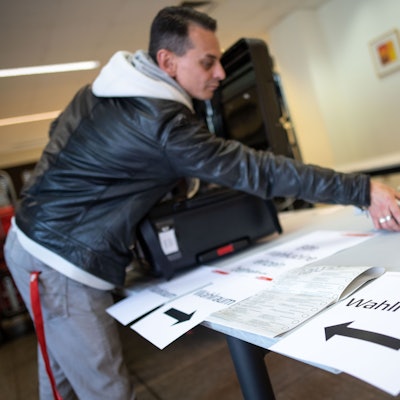 Ein Mitarbeiter packt im Wahlamt der Stadt Köln einen Wahlkoffer für die Europawahl (Archivbild von 2019).