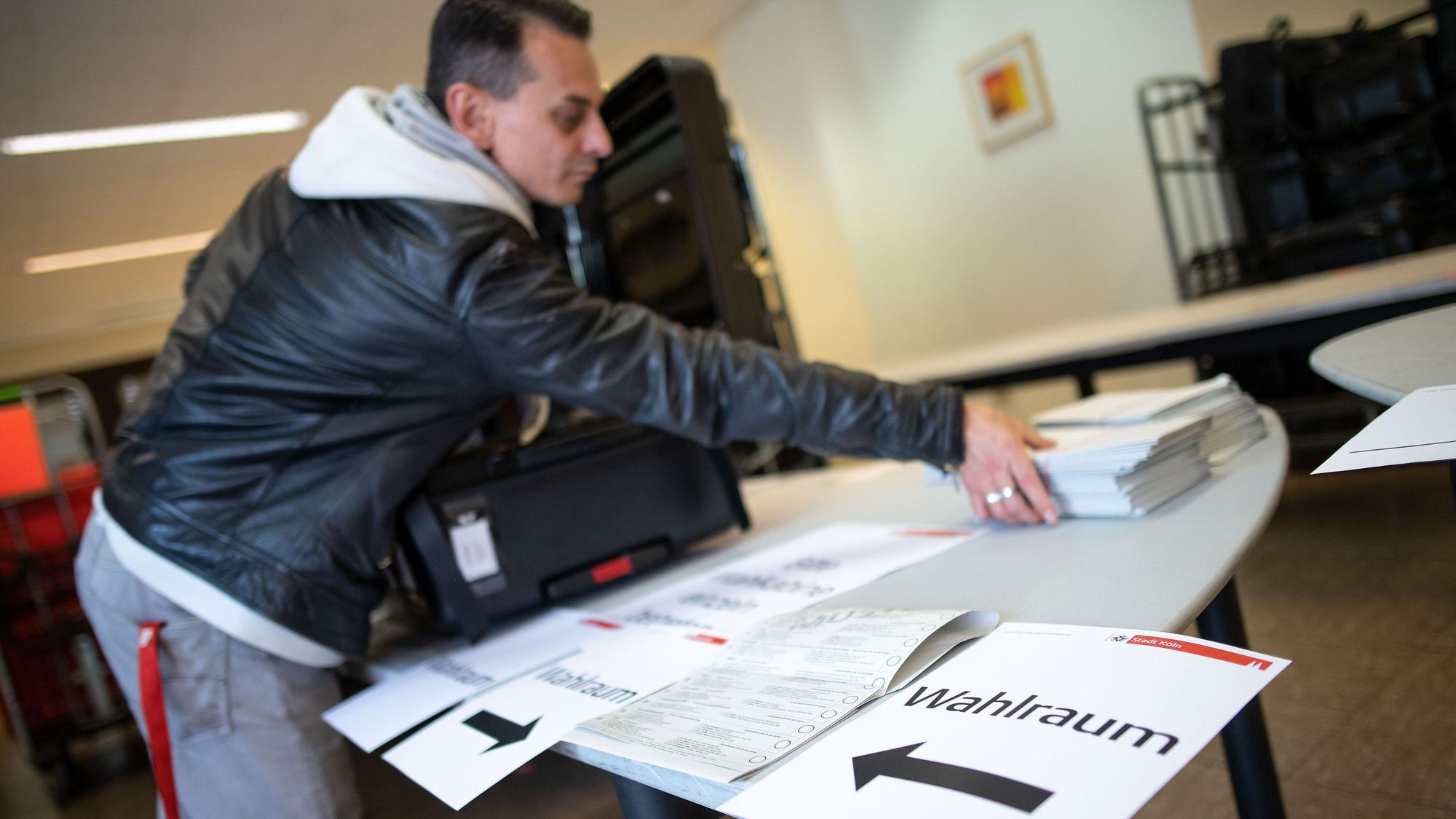 Ein Mitarbeiter packt im Wahlamt der Stadt Köln einen Wahlkoffer für die Europawahl (Archivbild von 2019).