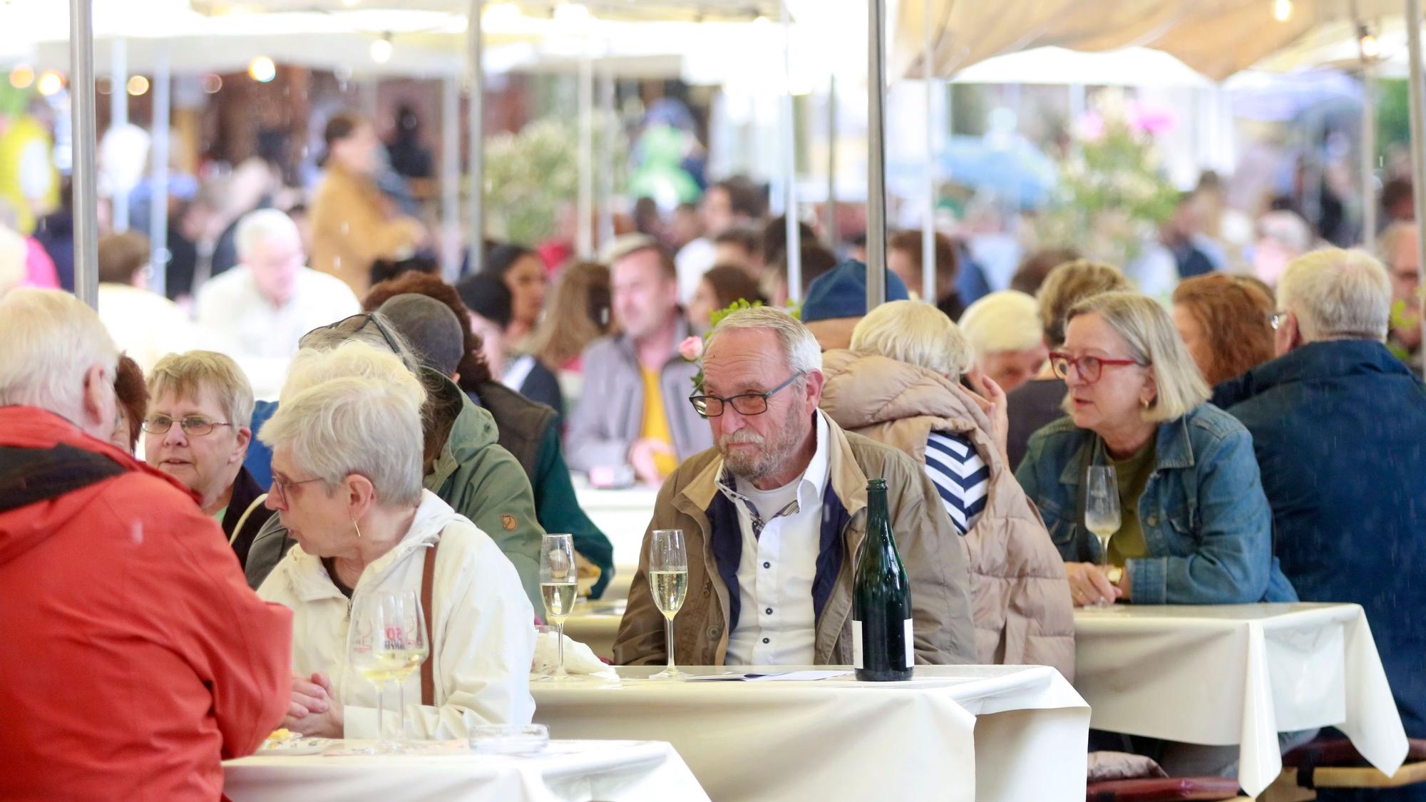 Trotz Regens gut besucht: die Eröffnung der Weinwoche.