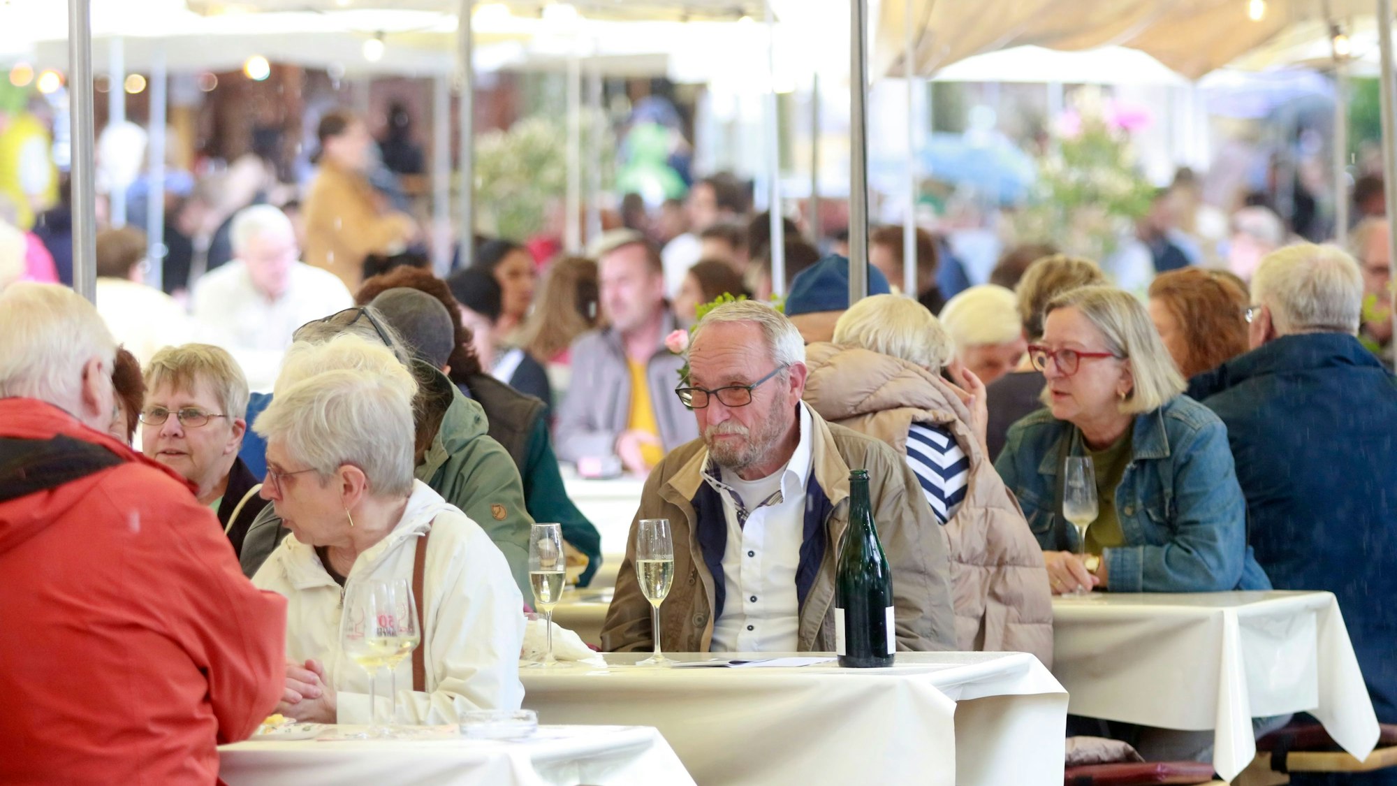Trotz Regens gut besucht: die Eröffnung der Weinwoche.
