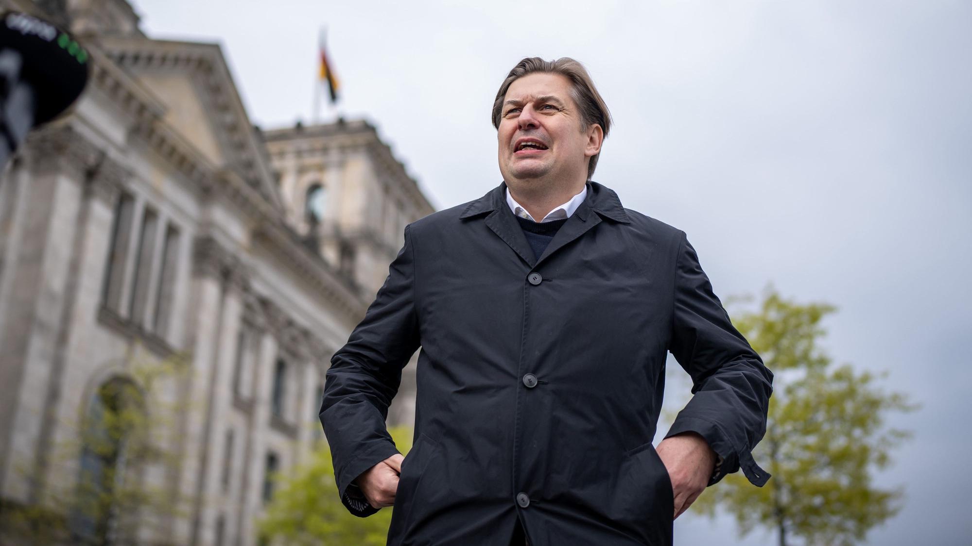 Maximilian Krah, AfD-Spitzenkandidat zur Europawahl, geht nach einem Pressestatement nach dem damaligen Gespräch mit der AfD-Fraktionsspitze. (Archivbild)
