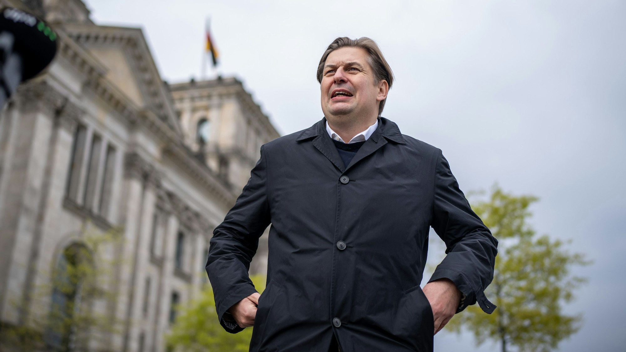 Maximilian Krah, AfD-Spitzenkandidat zur Europawahl, geht nach einem Pressestatement nach dem damaligen Gespräch mit der AfD-Fraktionsspitze. (Archivbild)