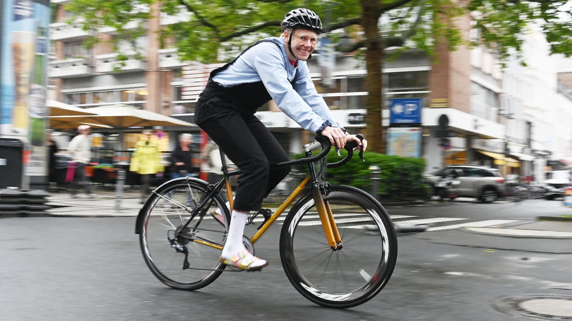 24.05.2024 Köln.
Interview mit Radrennfahrerin Mieke Kröger. Als Bahnradfahrerin fährt sie zu den olympischen Spielen. Foto: Alexander Schwaiger