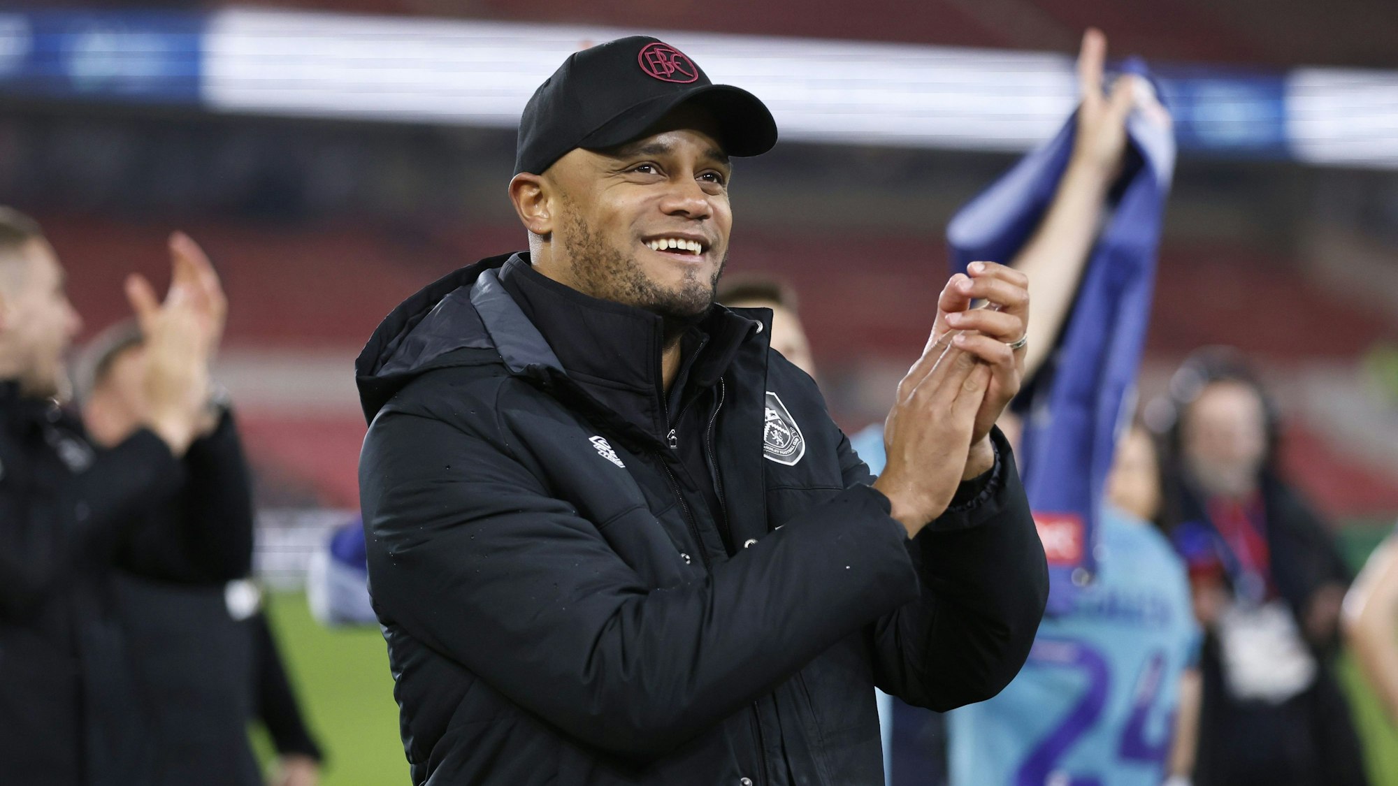 ARCHIV - 07.04.2023, Großbritannien, Middlesbrough: Fußball; Sky Bet Championship; Middlesbrough gegen Burnley, im Riverside Stadium: Trainer Vincent Kompany feiert mit Burnley den Aufstieg in die Premier League. (zu dpa: «Kompany neuer Trainer des FC Bayern München») Foto: Richard Sellers/Press Association/dpa +++ dpa-Bildfunk +++