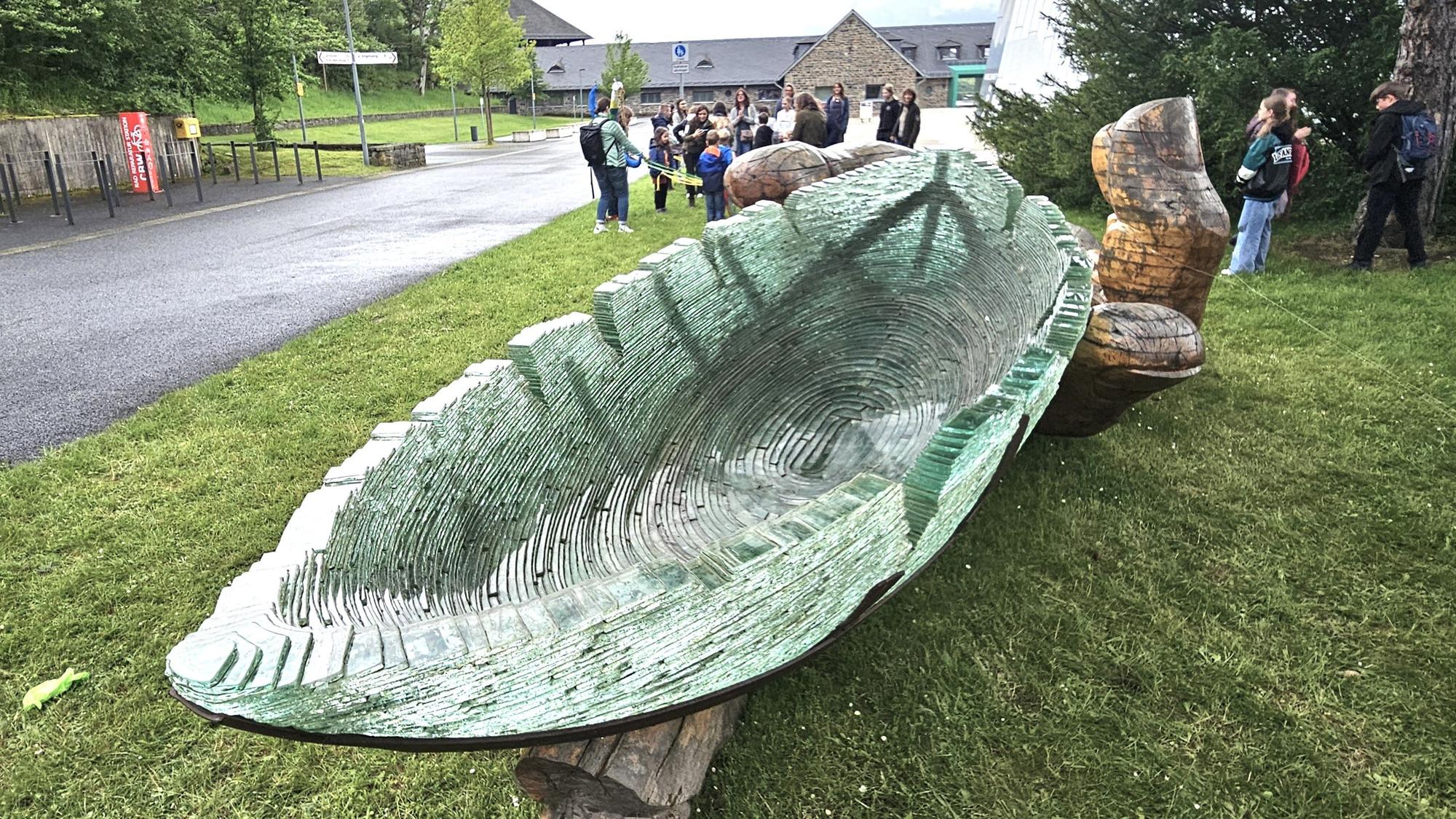 Blick auf das rund fünf Meter lange Boot aus Glas.