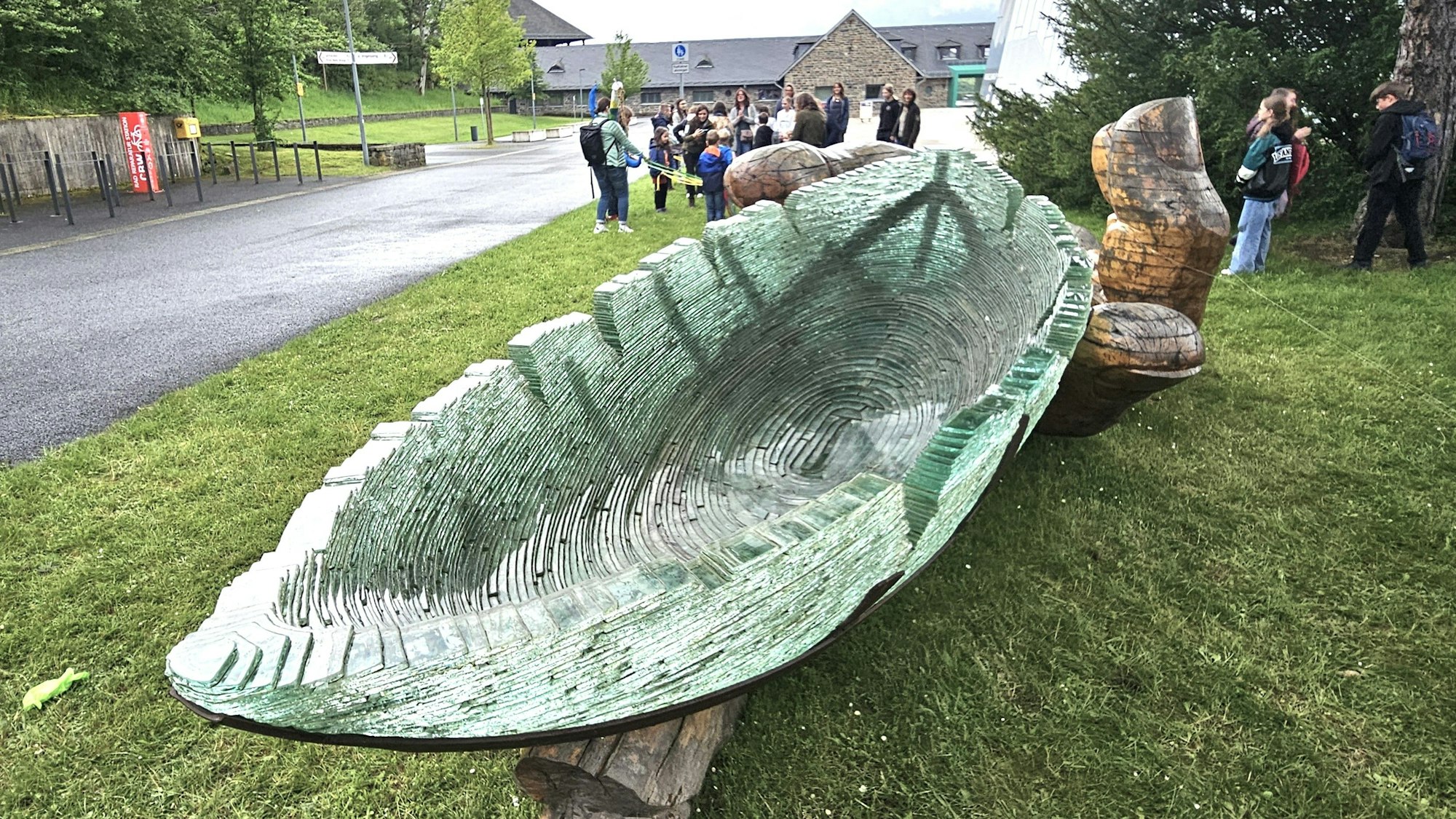 Blick auf das rund fünf Meter lange Boot aus Glas.
