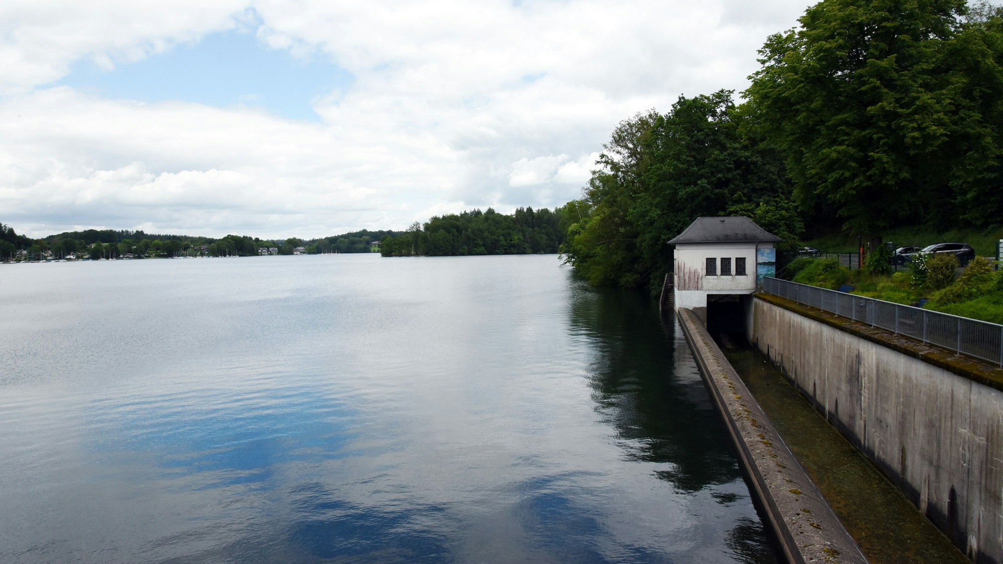 Blick auf die volle Bevertalsperre.