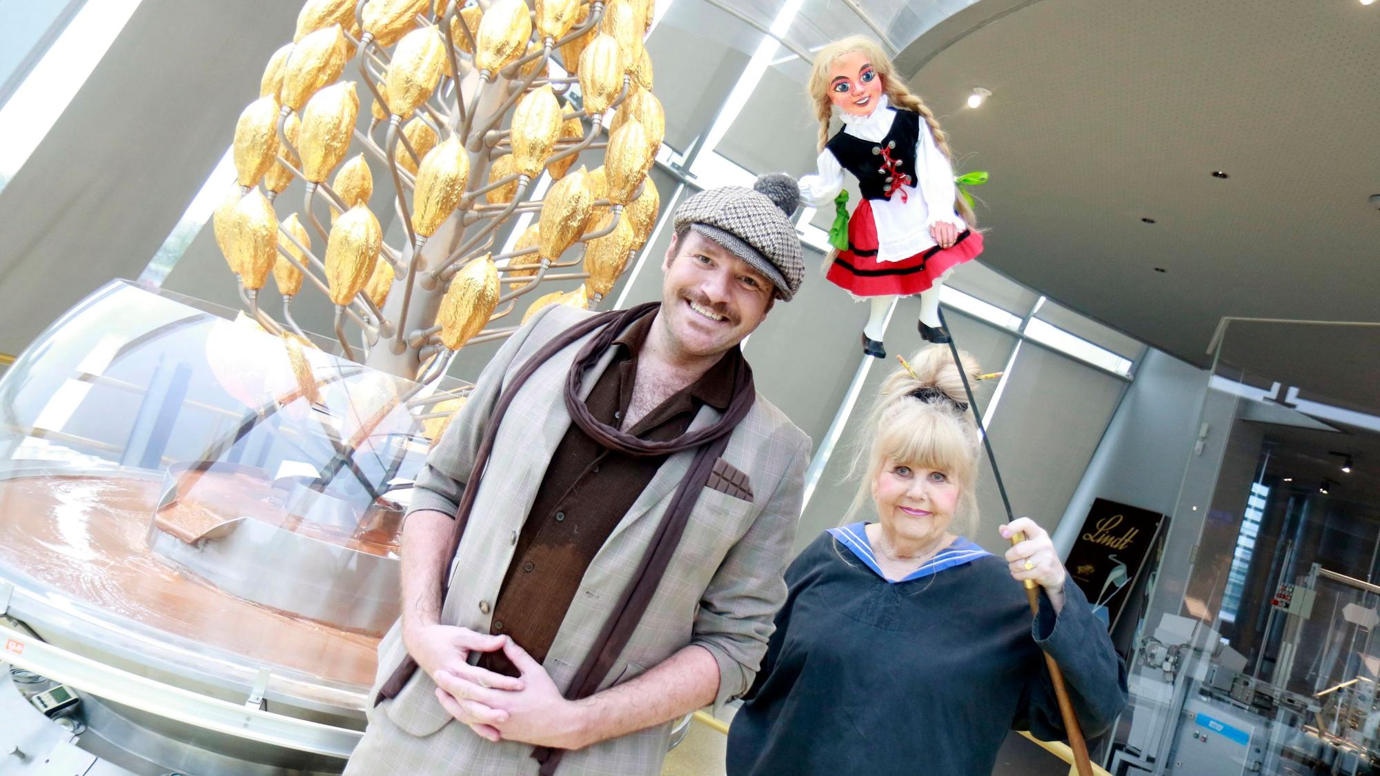 Das Hänneschen-Theater inszeniert eine Wanderung durch das Schokoladenmuseum mit Schauspieler Manuel Rittich und Puppenspielerin Uschi Hansmann.